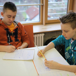 Schüler diktieren sich in der Deutschfreiarbeit gegenseitig Dos