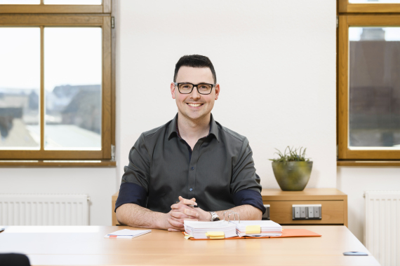 Mitarbeiter mit Gesetzestexten