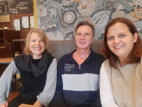 Peter Vogt mit Heike Zimmermann (links) und Katrin Fottner (rechts vom Sport Service)