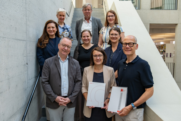 Ein neues duales Studium für Bankkaufleute wurde am Dienstag, 21. Juli 2026, vorgestellt: 1. Reihe von links) Prof. Dr. Ulrich Fricke (Dekan Fakultät BW), Ilka Horn (stellvertretende Schulleitung der Berufsschule4), Prof. Dr. Niels Oberbeck (Präsident der Technische Hochschule Nürnberg Georg Simon Ohm). 2. Reihe (von links): Cornelia Trinkl (Bildungsreferentin der Stadt Nürnberg), Marion Schön (Referentin Duales Studium), Sandra Kaiser-Witt (Berufsbereichsbetreuerin Bankkaufmann/-frau an der B4)3. Reihe (von links): Ulrike Horneber (Amtsleitung der beruflichen Schulen), Marko Artz (Leiter Servicezentrum Studium), Prof. Dr. Christina Zitzmann (Vizepräsidentin für Bildung).