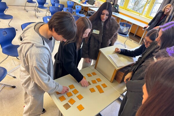 Schüler beim Memory-Spiel