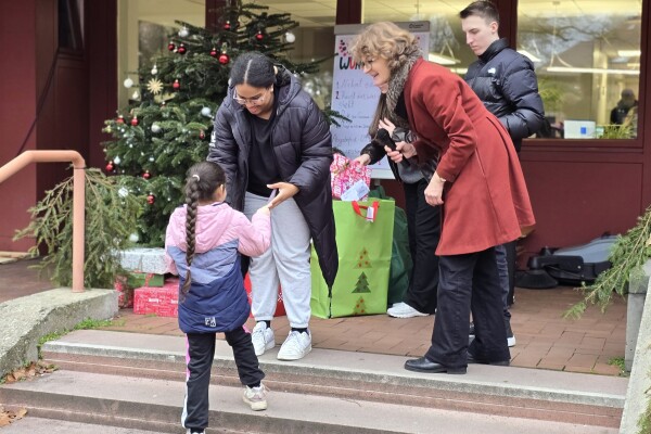 Geschenkeübergabe I