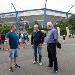 Funktionäre unter sich: Streetsoccer-Organisator Dirk Bierholz, Kreisjugendring-Geschäftsführer Walter Teichmann und der Leiter der Stadion-Betriebsgesellschaft, Albert Dießner (von links nach rechts).