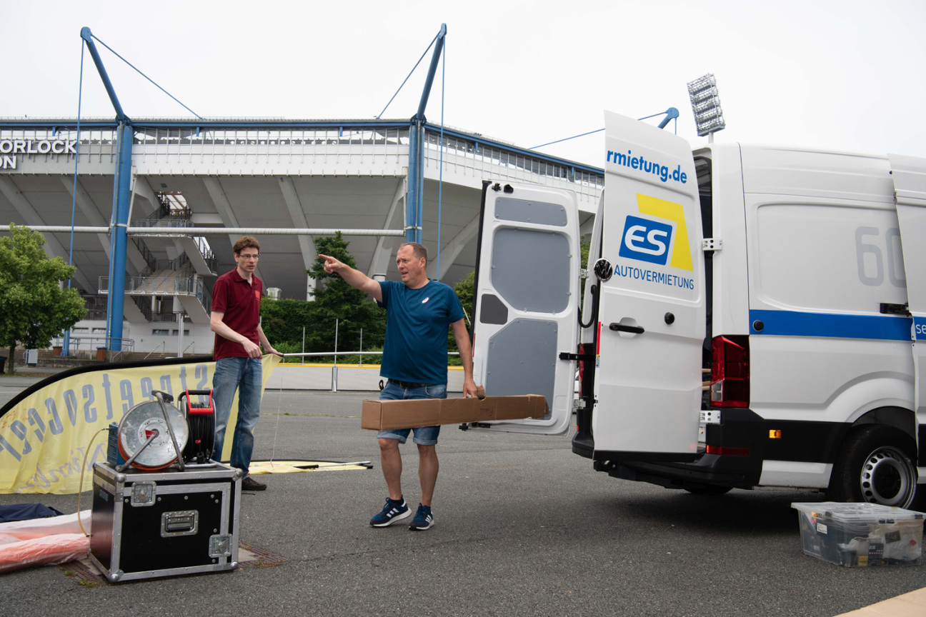 Bild © Christine Dierenbach/Amt fuer Kommunikation und Stadtmarketing Dirk Bierholz, Organisator des Streetsoccer-Cups, in Aktion., Bild © Christine Dierenbach/Amt fuer Kommunikation und Stadtmarketing