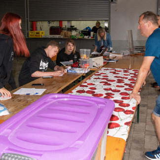 ( Bild: Christine Dierenbach / Christine Dierenbach/Amt fuer Kommunikation und Stadtmarketing ) …bei der Anleitung der Helfer am Check-In-Schalter…