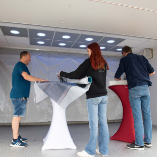 ( Bild: Christine Dierenbach / Christine Dierenbach/Amt fuer Kommunikation und Stadtmarketing ) …bei der Dekoration des Bühnenwagens…