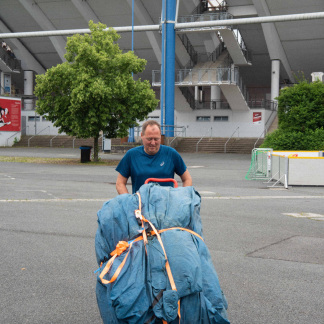 ( Bild: Christine Dierenbach / Christine Dierenbach/Amt fuer Kommunikation und Stadtmarketing ) Beim Rangieren mit der schweren Sackkarre ist Konzentration gefordert.
