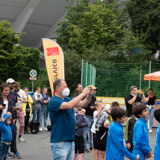 ( Bild: Christine Dierenbach / Christine Dierenbach/Amt fuer Kommunikation und Stadtmarketing ) Während Dirk Bierholz die Siegerehrung einer Jahrgangstufe filmt …