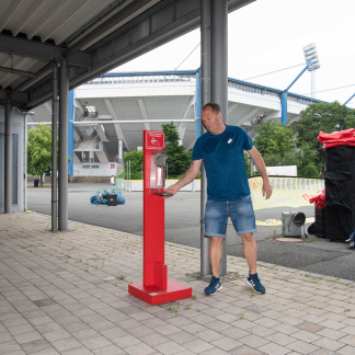 ( Bild: Christine Dierenbach / Christine Dierenbach/Amt fuer Kommunikation und Stadtmarketing ) Abstand und Hygiene: Der Desinfektionsständer gehört auch beim Streetsoccer-Cup dazu.