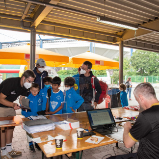 ( Bild: Christine Dierenbach / Christine Dierenbach/Amt fuer Kommunikation und Stadtmarketing ) … steht die nächste Gruppe schon zur Einschreibung am Counter.