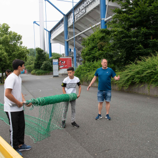 ( Bild: Christine Dierenbach / Christine Dierenbach/Amt fuer Kommunikation und Stadtmarketing ) Als Organisator muss Dirk Bierholz seine Augen und Hände überall auf dem Platz haben: Beim Dirigieren der Helfer, die die beiden Courts, also die Spielfelder aufbauen ebenso, wie…