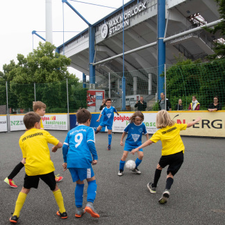 ( Bild: Christine Dierenbach / Christine Dierenbach/Amt fuer Kommunikation und Stadtmarketing ) Auf den Plätzen geht es hoch her, am Spielfeldrand ist viel Luft, denn Zuschauer sind nicht erlaubt.