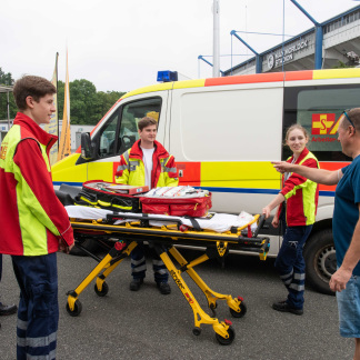 ( Bild: Christine Dierenbach / Christine Dierenbach/Amt fuer Kommunikation und Stadtmarketing ) Pflicht bei Veranstaltungen: ein Rettungswagen. Dirk Bierholz weist den jungen Helferinnen und Helfern einen Standplatz zu.