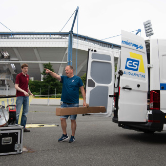 ( Bild: Christine Dierenbach / Christine Dierenbach/Amt fuer Kommunikation und Stadtmarketing ) … bei der Suche nach den richtigen Standplätzen für die Fahnen …