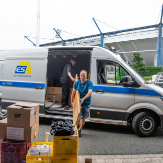 ( Bild: Christine Dierenbach / Christine Dierenbach/Amt fuer Kommunikation und Stadtmarketing ) Bevor das Turnier beginnen kann, ist Muskelkraft gefragt, sowohl beim Aufbau als auch später beim Abbau.