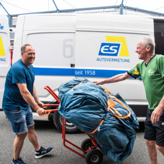 ( Bild: Christine Dierenbach / Christine Dierenbach/Amt fuer Kommunikation und Stadtmarketing ) Ein bisschen Spaß darf sein: Dirk Bierholz (links) und Honorarkraft Gunther von Papp beim Ausladen des Equipments.