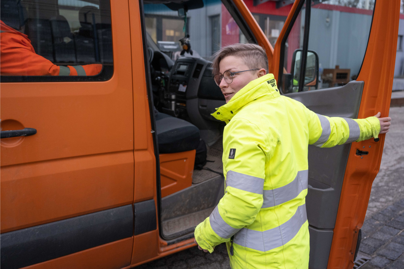 Bild © Christine Dierenbach / Amt für Kommunikation und Stadtmarketing Afrodite Karagiaba steigt in ein Sör-Fahrzeug., Bild © Christine Dierenbach / Amt für Kommunikation und Stadtmarketing