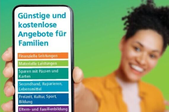 Junge Frau hält Handy mit dem Inhaltsverzeichnis der Broschüre "Gut leben in Nürnberg" in der Hand.