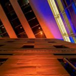 Blau illuminiertes Neues Museum bei der Blauen Nacht 2022