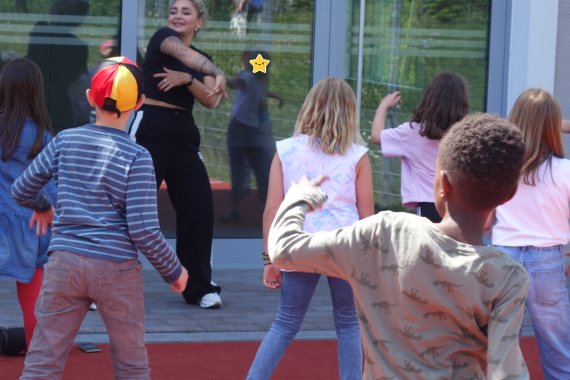Dilara Boz zeigt den Kindern die Tanzschritte