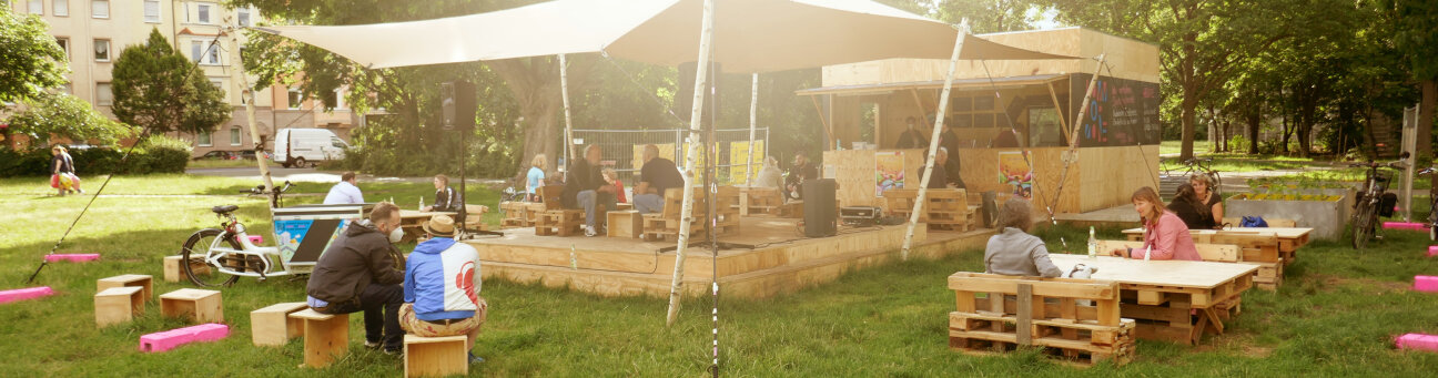 Ein Kiosk mit einer Bühne aus Holz steht mitten im Annapark