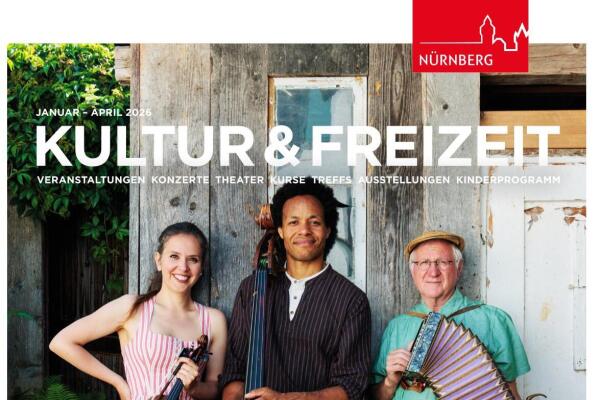 Drei Personen stehen vor einer verwitterten Holztür mit blätterndem weißem Anstrich. Die Person links trägt ein ärmelloses, rot-weiß gestreiftes Kleid und hält eine Geige. Die mittlere Person trägt ein dunkel gestreiftes Hemd und hält einen großen Kontrabass. Die Person rechts trägt ein hellgrünes Hemd und hält ein Akkordeon. Im Hintergrund sind grüne Pflanzen zu sehen. Im oberen Bereich befindet sich der Schriftzug 'KULTUR & FREIZEIT' sowie weitere Textinformationen zu Veranstaltungen in Nürnberg. Unten sind mehrere kleine Fotos mit weiteren Veranstaltungshinweisen und ein rotes Logo mit der Aufschrift 'NÜRNBERG' zu sehen.