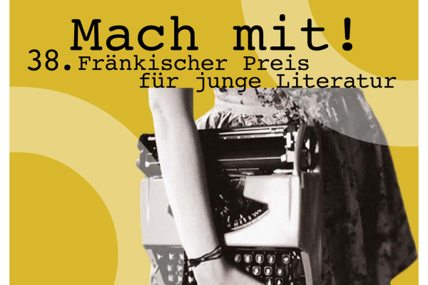 Ein Mädchen mit geblühmten Kleid trägt eine Schreibmaschine unter dem Arm