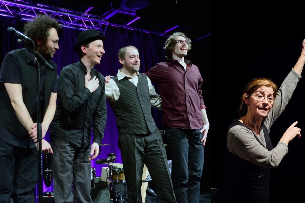 Bild der global shtetl band 20 Jahre Latino-Klezmer. Musiker und eine Tänzerin