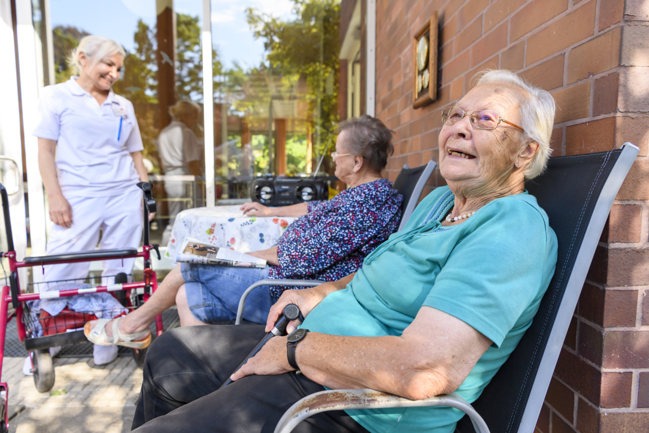 Seniorinnen sitzen in der Sonne