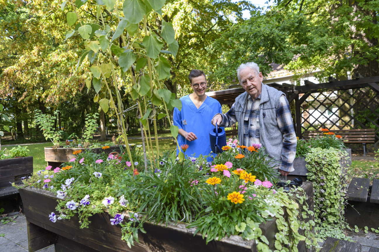 Bewohner und Mitarbeiter im Garten am Platnersberg