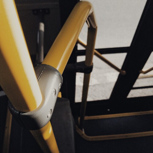 © Bran Sodre / Pexels Detailaufnahme einer Haltestange im Bus. © Bran Sodre / Pexels