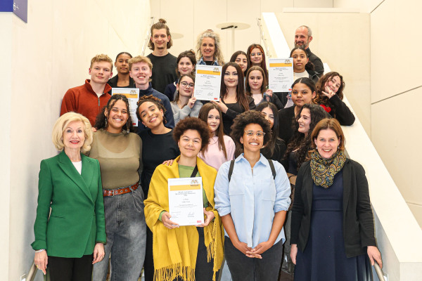 Bürgermeisterin Prof. Dr. Julia Lehner (Nürnberg) und Bürgermeisterin Verena Dietl (München) zusammen mit allen Preisträgerinnen und Preisträgern des „Mosaik-Jugendpreises – Mit Vielfalt gegen Rassismus“.
