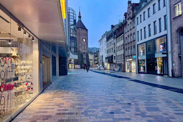 Mit der Umgestaltung wird die Breite Gasse attraktiver werden: Einbauten und Mobiliar werden erneuert und der Oberflächenbelag barrierefrei gestaltet. Auf der linken Seite ist bereits das neue Pflaster verlegt, rechts des schwarzen Asphaltstreifens liegt noch der alte Pflasterbelag.