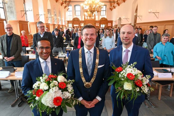 Bei der konstituierenden Sitzung hat der neue Nürnberger Stadtrat am Mittwoch, 6. Mai 2026, eine neue Stadtspitze gewählt: (von links nach rechts) 3. Bürgermeister Nasser Ahmed, Oberbürgermeister Marcus König und 2. Bürgermeister Andreas Krieglstein.