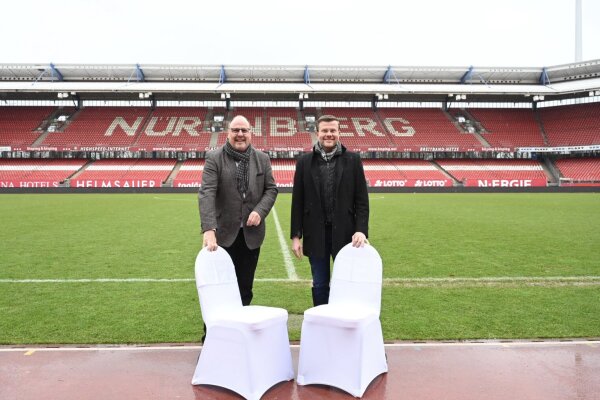 Bürgermeister Christian Vogel (links) und Oberbürgermeister Marcus König freuen sich über die erste Möglichkeit in Nürnberg, sich unter freiem Himmel standesamtlich trauen zu lassen: im Stadion des 1. FC Nürnberg.