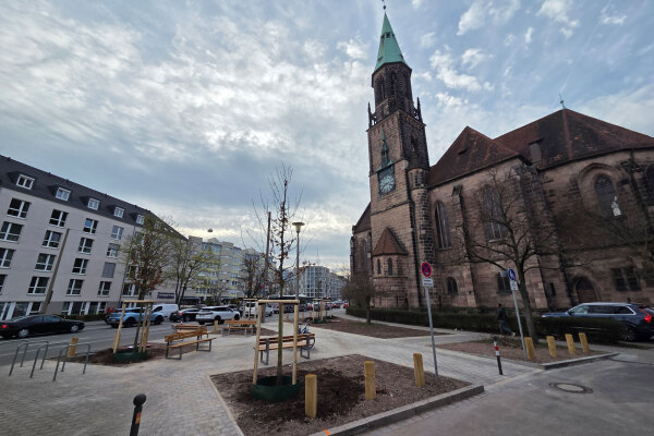Eine von vielen Baumpflanzungen in diesem Jahr, hier in der Nürnberger Kirchenstraße.
