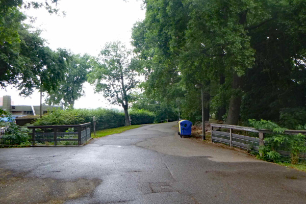 Die kleine Brücke im Volkspark Dutzendteich wird überwiegend von Fußgängern und Radfahrern sowie gelegentlich von Autos genutzt.