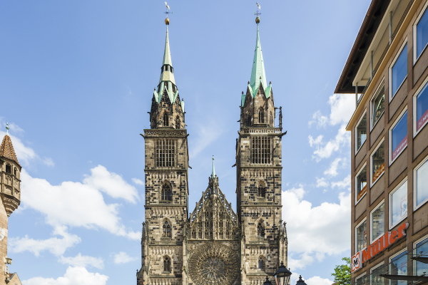Neben St. Elisabeth und dem Em-eukal-Haus steht auch die Lorenzkirche zur Wahl. Ihre fein gegliederte Fassade lädt dazu ein, künstlerisch mit der Architektur zu spielen.