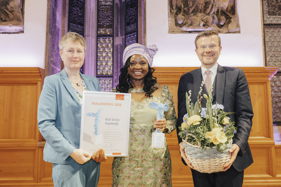 Verleihung des Frauenpreises der Stadt Nürnberg im Historischen Rathaussaal: Oberbürgermeister Marcus König und die städtische Frauenbeauftragte Hedwig Schouten (li.) haben Rali Sirina Guemedji am Donnerstag, 19. März 2026, die mit 8 000 Euro dotierte Auszeichnung überreicht.