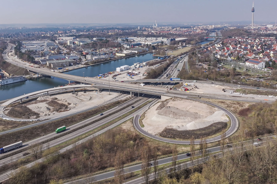 Die Frankenschnellwegbrücke bleibt bis zu ihrem Abbruch vollständig gesperrt. Verkehrsteilnehmende auf dem Frankenschnellweg können die Sperrung über die Anschlussstelle Nürnberg-Hafen-Ost umfahren. Sör erarbeitet zur Zeit - unter Mithilfe des Verkehrsplanungsamts - ein Konzept, wie der Verkehr im Umfeld der Hafenbrücken spürbar entlastet werden kann.