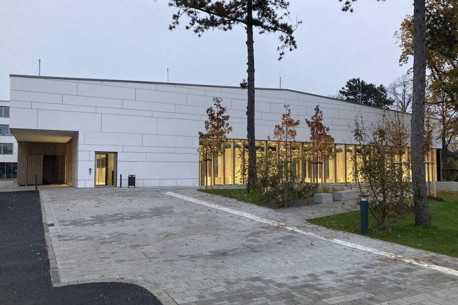 Bild © Marcus Münzel, wbg Nürnberg Von außen: Die Dreifach-Turnhalle am Standort der Grundschule Am Thoner Espan 10 ist fertiggestellt, Bild © Marcus Münzel, wbg Nürnberg