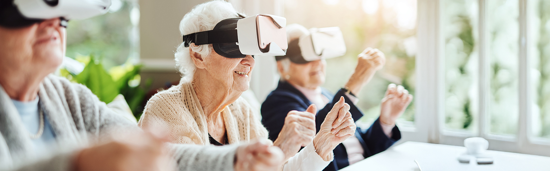 Senioren mit VR-Brillen auf