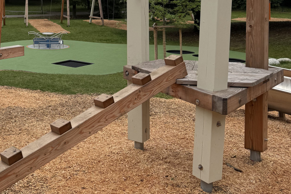 Spielplatz Ferdinand-Drexler-Weg: Beispiel für Spielgerät aus Holz, Holzbearbeitung durch SÖR