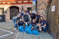 Rund um die Nürnberger Stadtmauer sammelte die BridgingIT GmbH im Rahmen der „Kehrd wärd“-Aktion herumliegenden Müll.