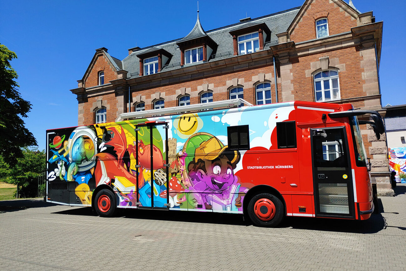 Bild © Stadt Nürnberg der rote Bücherbus, Bild © Stadt Nürnberg