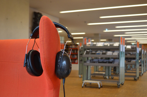 Kopfhörer auf rotem Sessel in der Bibliothek
