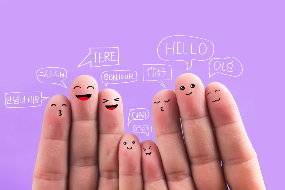 Fingerkuppen mit Sprechblasen mit vielen Sprachen