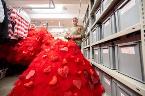 Damenschneider Gunther Bickel im Fundus des Staatstheaters Nürnberg.