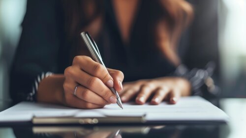 © anamulhasan hand of businesswoman signing a contract, AdobeStock © anamulhasan
