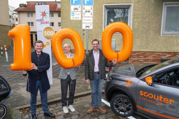 Am Montag, den 8. Dezember 2025 haben ( v. links ) Oberbürgermeister Marcus König, Thomas Großnann, Geschäftsführer scouter Carsharing GmbH sowie Planungs- und Baurefernt Daniel F. Ulrich den 110. Nürnberg Mobilpunkt eingeweiht.
